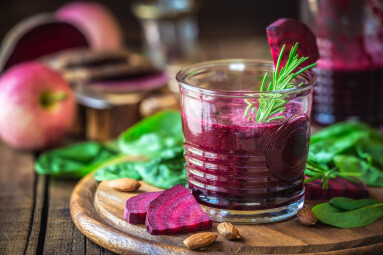 Red,Beetroot,Detox,Smoothie,With,Spinach,,Apple,Juice,And,Almonds