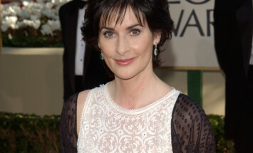 Singer,Enya,At,The,59th,Annual,Golden,Globe,Awards,In
