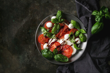Italian,Caprese,Salad,With,Sliced,Tomatoes,,Mozzarella,Cheese,,Basil,,Olive