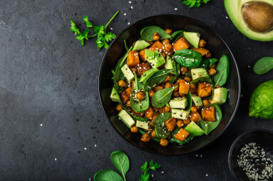 Avocado,,Quinoa,,Roasted,Sweet,Potato,,Spinach,And,Chickpeas,Salad,In