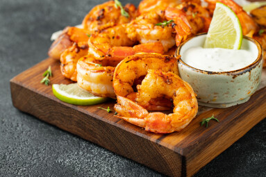 Grilled,Shrimps,Or,Prawns,Served,With,Lime,,Garlic,And,White