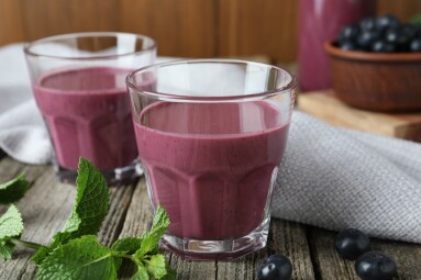 Tasty,Fresh,Acai,Juice,In,Glasses,With,Berries,And,Mint
