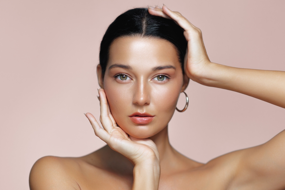 Close-up,Studio,Portrait,Of,A,Beautiful,Latina,Woman,With,Radiant