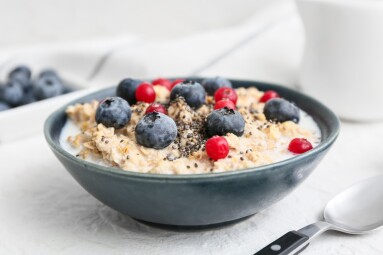 Bowl,With,Tasty,Oatmeal,,Chia,Seeds,And,Berries,On,White