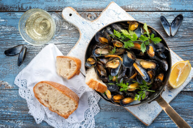 Traditional,Barbecue,Italian,Blue,Mussel,In,White,Wine,As,Top