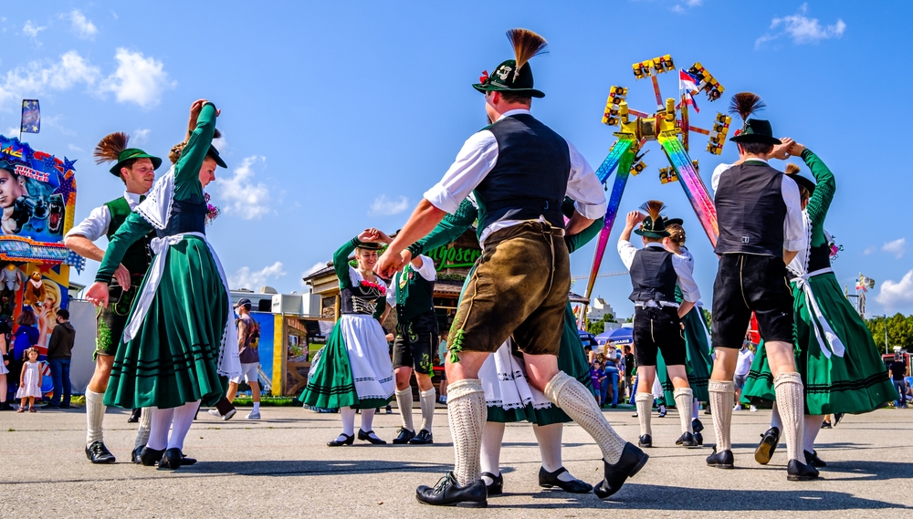 Munich,,Germany,-,August,21:,Typical,Bavarian,Dancers,In,Traditional