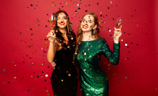 Two,Beautiful,Models,,A,Redhead,And,A,Brunette,In,New