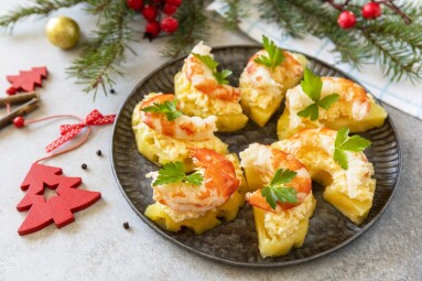 Christmas,Appetizers.,Shrimp,On,Pineapple,With,Cheese,Filling,On,The