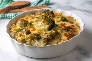 Casserole,Cauliflower,And,Broccoli,Baked,With,Cheese,Sauce,In,A