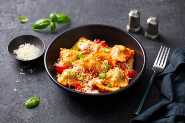 Ravioli,With,Cheese,,Tomato,Sauce,And,Fresh,Basil,In,Black