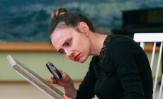 A,Young,Female,Expert,Analyzes,The,Picture,In,Terms,Of