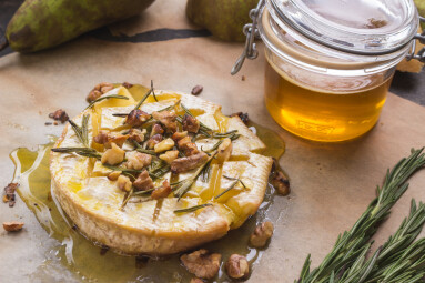 Delicious,Beautiful,Baked,Camembert,With,Honey,,Walnuts,,Herbs,And,Pears