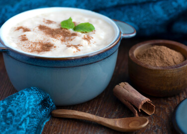 Warming,Bowl,Of,Homemade,Rice,Pudding,With,Cinnamon,Spice,On