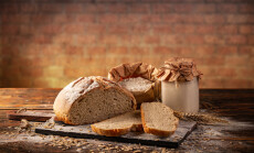 Active,Wheat,Sourdough,Starter,In,Glass,Jar,With,Bread