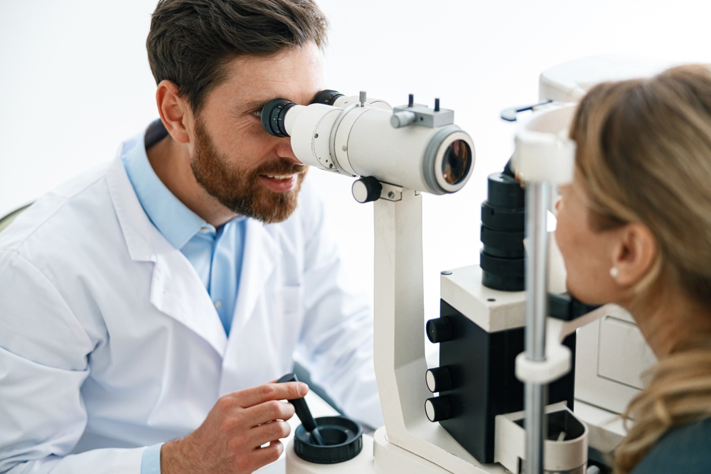 Close-up,View,Of,A,Optometrist,Checks,Patient's,Vision,In,An