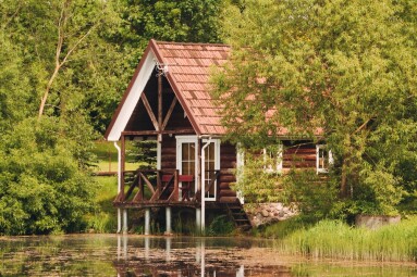 Red,Holiday,Cabin,With,Reflection,In,The,Pond.,Wooden,Cottage,