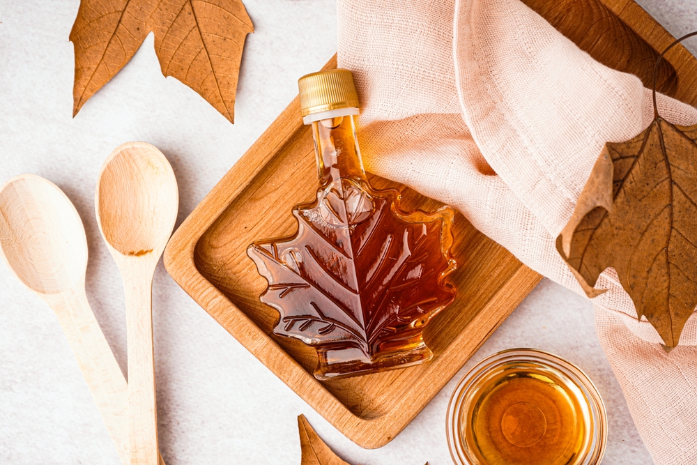 Bottle,Of,Tasty,Maple,Syrup,On,Light,Background