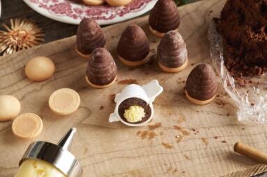 Fillling,Wasp,Nests,,Traditional,Czech,No-bake,Christmas,Cookies,,With,Eggnog