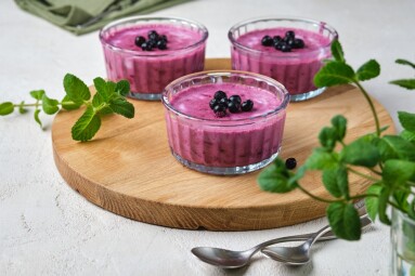 Berry,Dessert,,Yogurt,Mousse,Or,Jelly,With,Blueberries,In,Glass