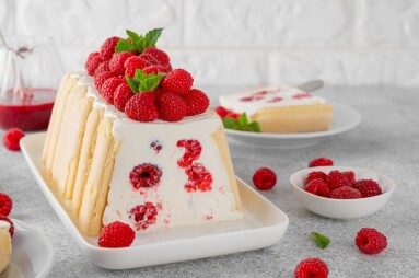No,Baked,Cheesecake,Or,Mousse,Cake,With,Raspberries,And,Savoiardi