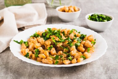 Warm,Salad,Of,White,Fried,Beans,And,Parsley,On,A