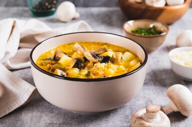 Delicious,Soup,With,Vegetables,,Mushrooms,And,Cheese,In,A,Bowl