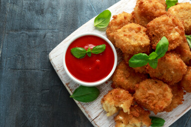 Fried,Mac,,Macaroni,And,Cheese,Bites,In,Breadcrumbs,With,Ketchup