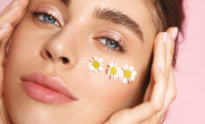 Romantic,Girl,With,Natural,Nude,Makeup,,Half-naked,Body,And,Chamomile