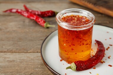 Jar,Of,Hot,Honey,And,Dry,Chili,Peppers,On,Wooden