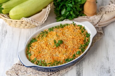Baked,Summer,Squash,Gratin,With,Bread,Crumbs,,Grated,Cheese,,Olive