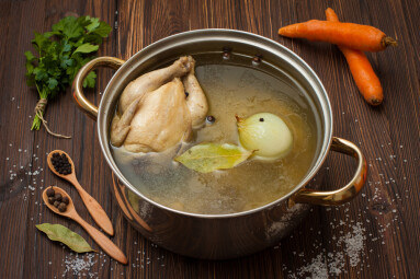 Chicken,Broth,With,Vegetables,And,Spices,In,A,Saucepan