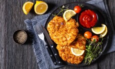 Fried,Juicy,Chicken,Breast,Cutlets,Under,Crusting,Of,Panko,Breadcrumbs