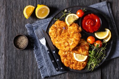 Fried,Juicy,Chicken,Breast,Cutlets,Under,Crusting,Of,Panko,Breadcrumbs