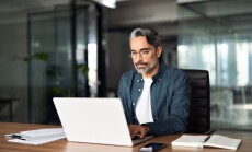 Middle,Aged,Serious,Professional,Business,Man,Investor,Working,With,Online