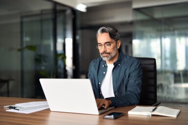 Middle,Aged,Serious,Professional,Business,Man,Investor,Working,With,Online