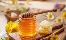 Natural,Organic,Honey,In,Glass,Jar,,Honey,Dipper,And,Honeycombs