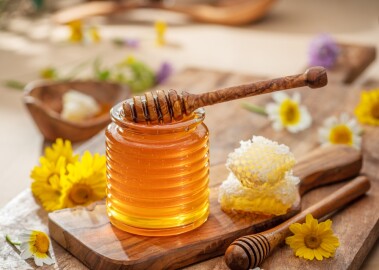 Natural,Organic,Honey,In,Glass,Jar,,Honey,Dipper,And,Honeycombs