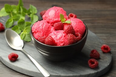 Delicious,Raspberry,Sorbet,In,Bowl,,Fresh,Berries,,Mint,And,Spoon