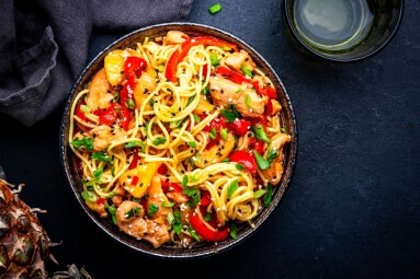 Stir,Fryed,Noodles,With,Chicken,Slices,,Pineapple,,Red,Paprika,,Onion,