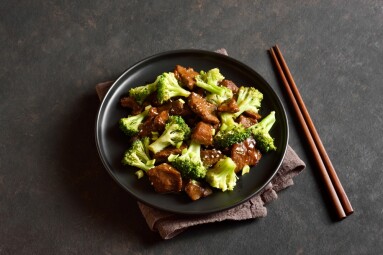 Beef,With,Broccoli,On,Black,Plate,Over,Dark,Stone,Background.