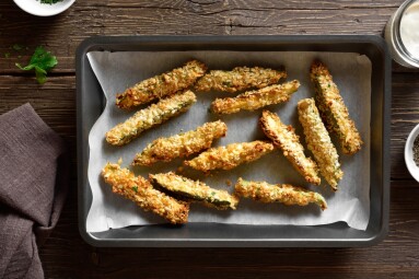 Zucchini,Sticks,With,Panko,Breadcrumbs,In,Baking,Dish,Over,Wooden