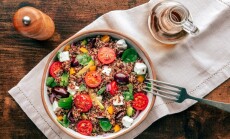 Quinoa,Salad,,Healthy,Mediterranean,Lunch,With,Fresh,Organic,Vegetables,,Cheese,