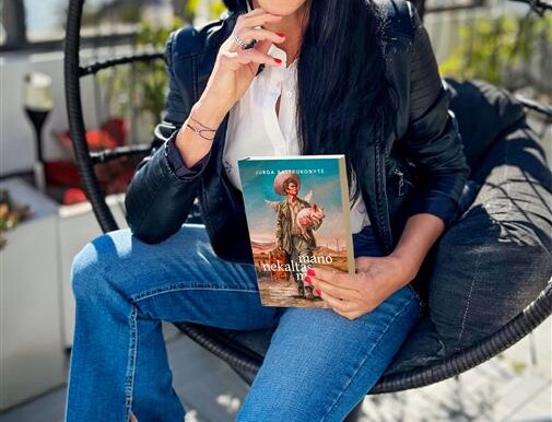 jurga su knyga su džinsais graži