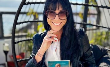 jurga su knyga su džinsais graži