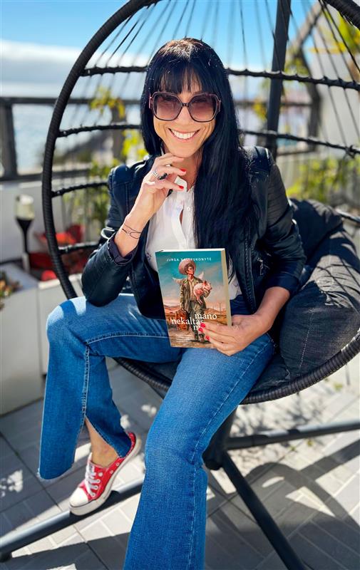 jurga su knyga su džinsais graži