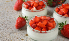 Dessert,With,Strawberries,On,Brown,Background
