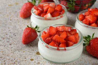 Dessert,With,Strawberries,On,Brown,Background