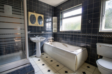 An,Old,80's,Style,Interior,Bathroom,,Typical,British,Old,Style