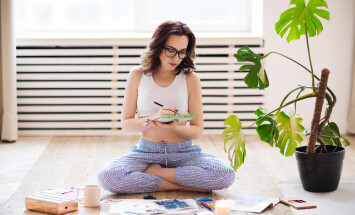 Young,Brunette,Woman,Creating,Her,Feng,Shui,Wish,Map.,Dreams