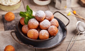 Deep,Fried,Cottage,Heese,Balls.,Freshly,Baked,Sweet,Croquettes,,Served